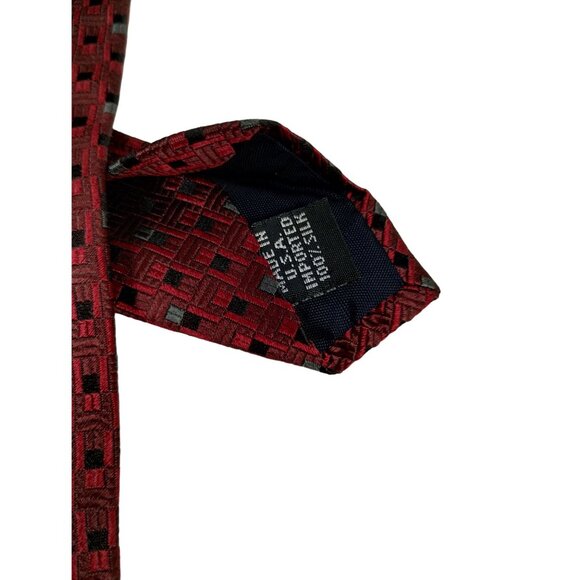 Geoffrey Beene Mens Red Geometric Silk Tie Elegant and Stylish Necktie - Picture 6 of 7